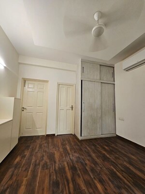 Room in 2.5 BHK Apartment at Emaar MGF Emerald Hills, Sector 65 – for Rent