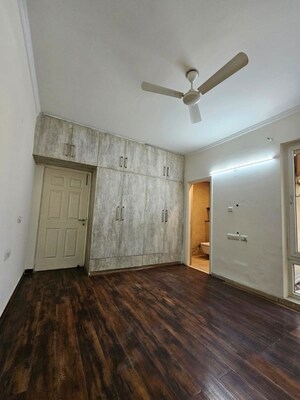 Room in 2.5 BHK Apartment at Emaar MGF Emerald Hills, Sector 65 – for Rent