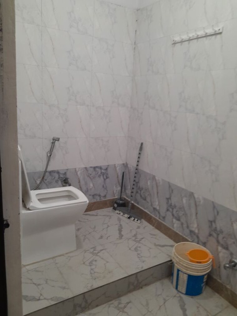 Bathroom, rohini sector 11 Pg For Girls In Rohini Sector 11 10687981