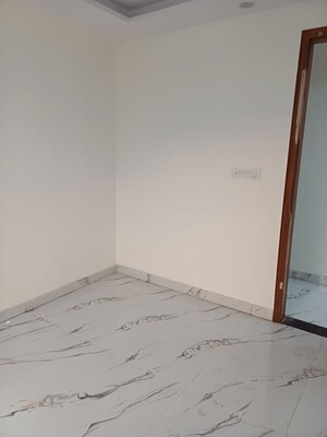 Room in 6+ BHK Independent House at Molarband – for Sale