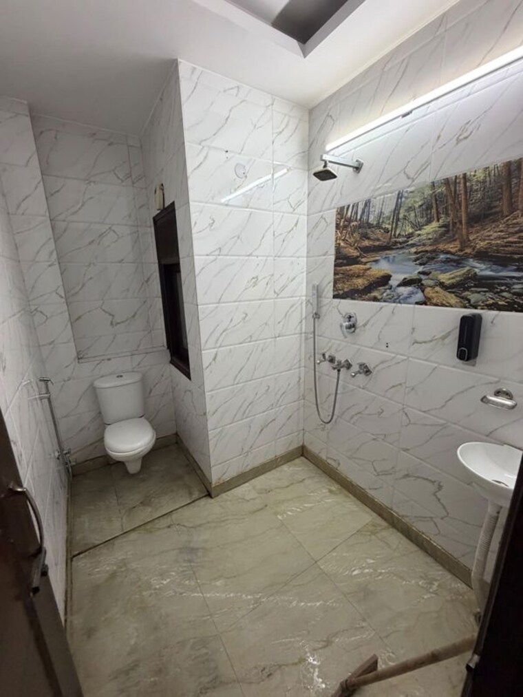 Bathroom, tagore garden 3 Bedroom 200 Sq.Yd. Builder Floor In Tagore Garden Delhi 10685058