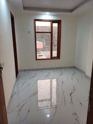 Room in 6+ BHK Independent House at Molarband – for Sale
