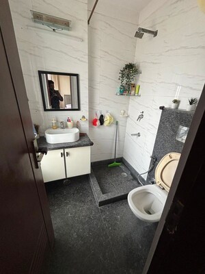 Team Area in 3 BHK Builder Floor at East Of Kailash – for Sale