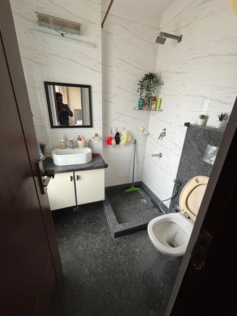 Team Area, east of kailash 3 Bedroom 125 Sq.Yd. Builder Floor In East Of Kailash Delhi 10688007