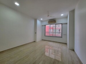 Room in 3 BHK Apartment at Parinee 11 West, Juhu – for Rent