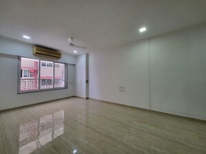 Room in 3 BHK Apartment at Parinee 11 West, Juhu – for Rent