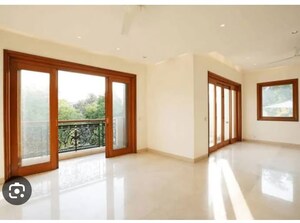 Room in 6+ BHK Independent House at Chanakyapuri – for Rent