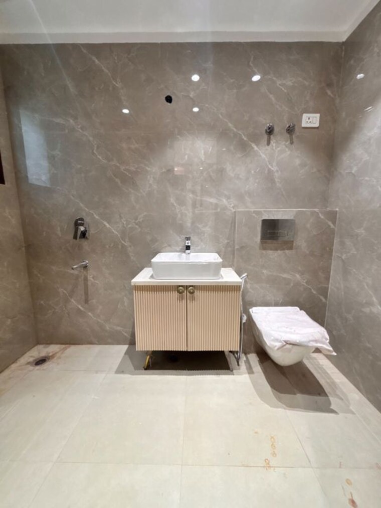 Bathroom, freedom fighters enclave 3 Bedroom 2000 Sq.Ft. Apartment In Freedom Fighters Enclave Delhi 10688101