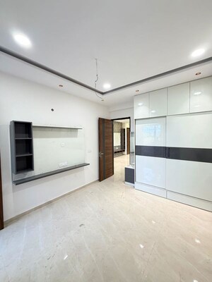 Room in 4 BHK Apartment at Prem Apartment, Pir Machalla – for Sale