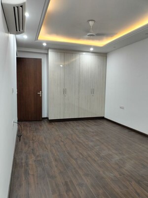 Room in 3 BHK Apartment at Hauz Khas – for Sale