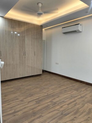Room in 3 BHK Apartment at Hauz Khas – for Sale