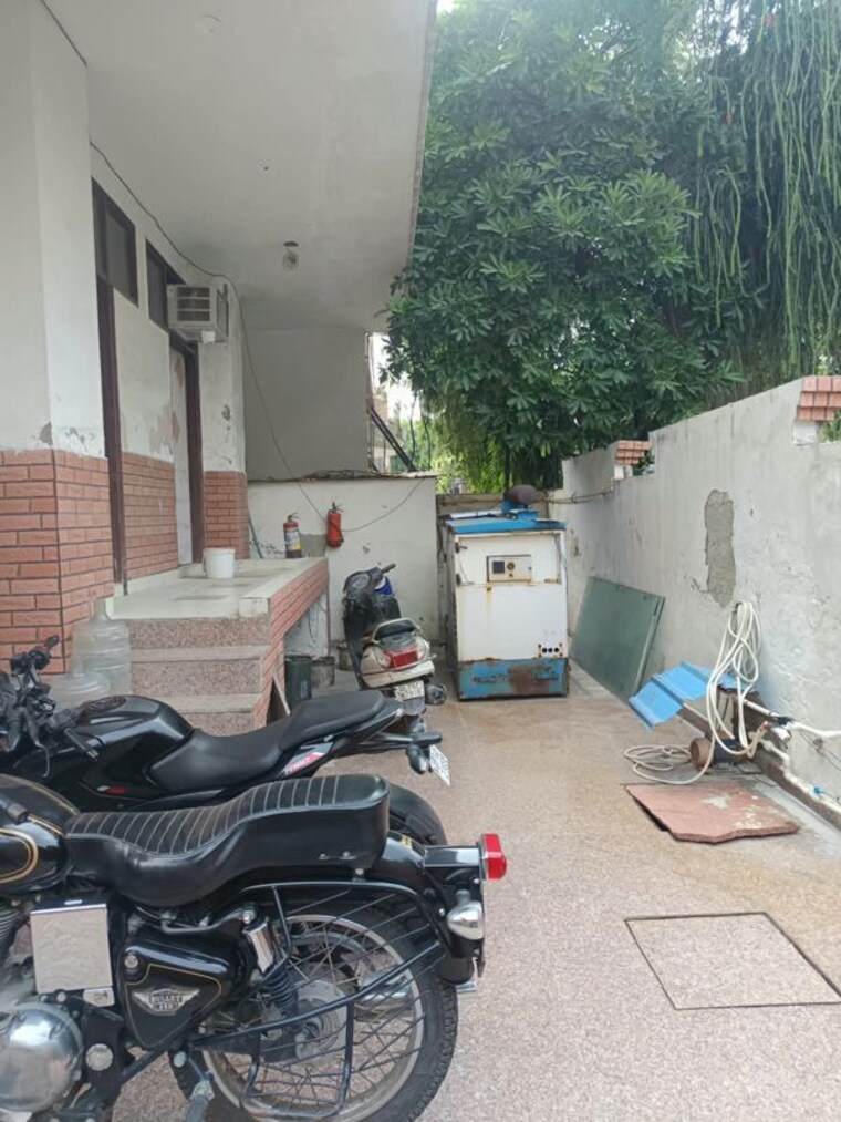  Parking, sector 56 6+ Bedroom 300 Sq.Mt. Villa In Sector 56 Noida 10688053