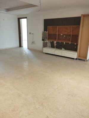 Room in 3 BHK Builder Floor at Sector 85 – for Sale
