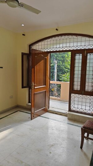 Room in 3 BHK Builder Floor at Chattarpur – for Rent