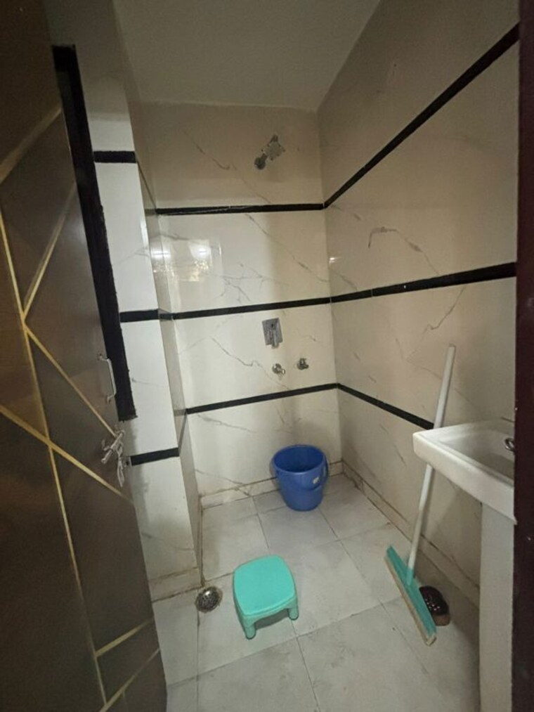 Bathroom, dwarka mor 3 Bedroom 120 Sq.Ft. Builder Floor In Dwarka Mor Delhi 10688266