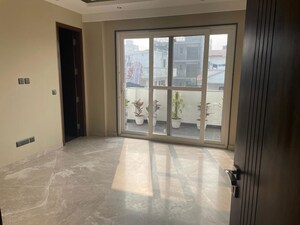 Room in 4 BHK Builder Floor at Sector 23 – for Rent