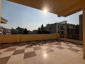 Parking in 1 BHK Apartment at Saket – for Rent