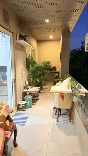 Balcony in 3 BHK Builder Floor at Dlf Phase ii – for Rent