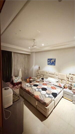 Bedroom in 3 BHK Builder Floor at Dlf Phase ii – for Rent