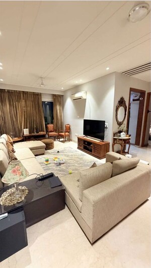 Bedroom in 3 BHK Builder Floor at Dlf Phase ii – for Rent
