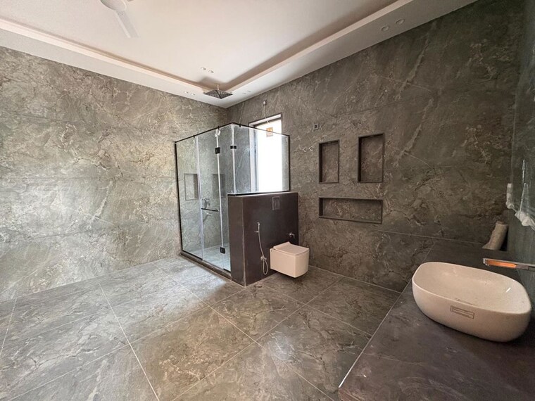 Parking, vasant kunj 5 Bedroom 9000 Sq.Ft. Villa In Vasant Kunj Delhi 10688325