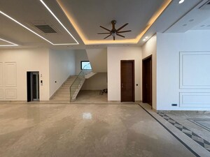 Room in 5 BHK Villa at Vasant Kunj – for Sale