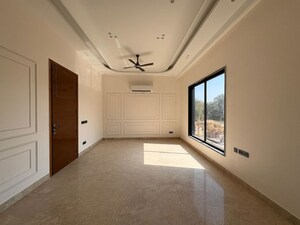 Room in 5 BHK Villa at Vasant Kunj – for Sale