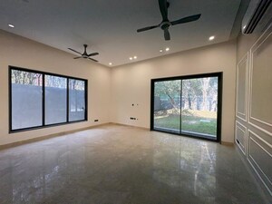 Room in 5 BHK Villa at Vasant Kunj – for Sale