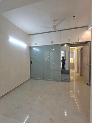 Room in 3 BHK Apartment at Nirala Greenshire Phase I, Patwari – for Rent