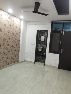 Room in 4 BHK Builder Floor at Niti Khand ii – for Rent