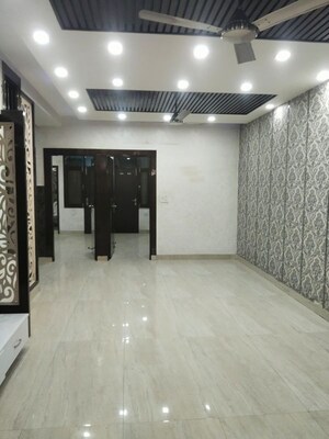 Room in 4 BHK Builder Floor at Niti Khand ii – for Rent