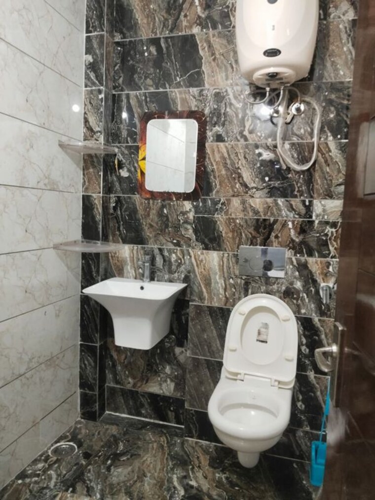 Bathroom, niti khand ii 4 Bedroom 220 Sq.Mt. Builder Floor In Niti Khand ii Ghaziabad 10688367