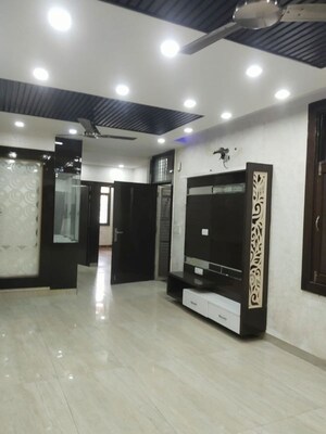Room in 4 BHK Builder Floor at Niti Khand ii – for Rent