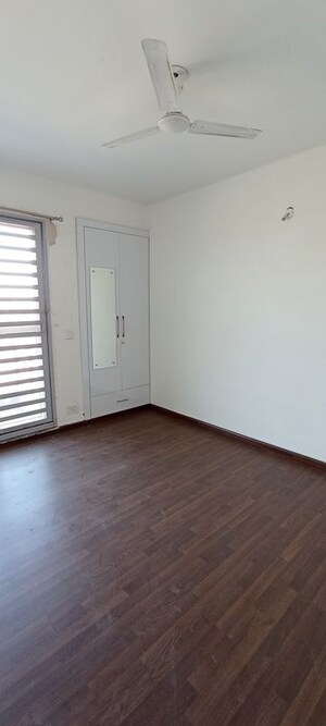 Furnished Amenities in 3 BHK Apartment at BPTP Parkland Pride, Sector 77 – for Rent