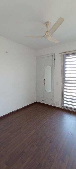 Furnished Amenities in 3 BHK Apartment at BPTP Parkland Pride, Sector 77 – for Rent