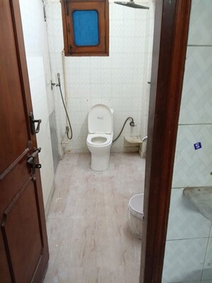 Bathroom in 2 BHK Apartment at Parsvnath Plaza 27, Sector 27 – for Rent