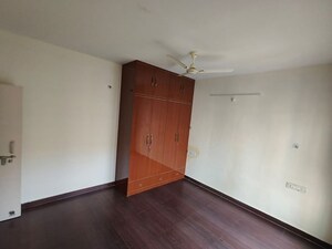 Room in 3 BHK Apartment at Alaknanda Enclave Apartments, Roberts Lines – for Rent
