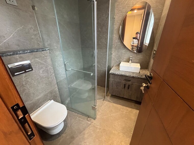 Bathroom, east of kailash 3 Bedroom 125 Sq.Ft. Builder Floor In East Of Kailash Delhi 10688081