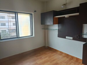 Room in 2 BHK Apartment at Mantri Park I and II, Kothrud – for Rent