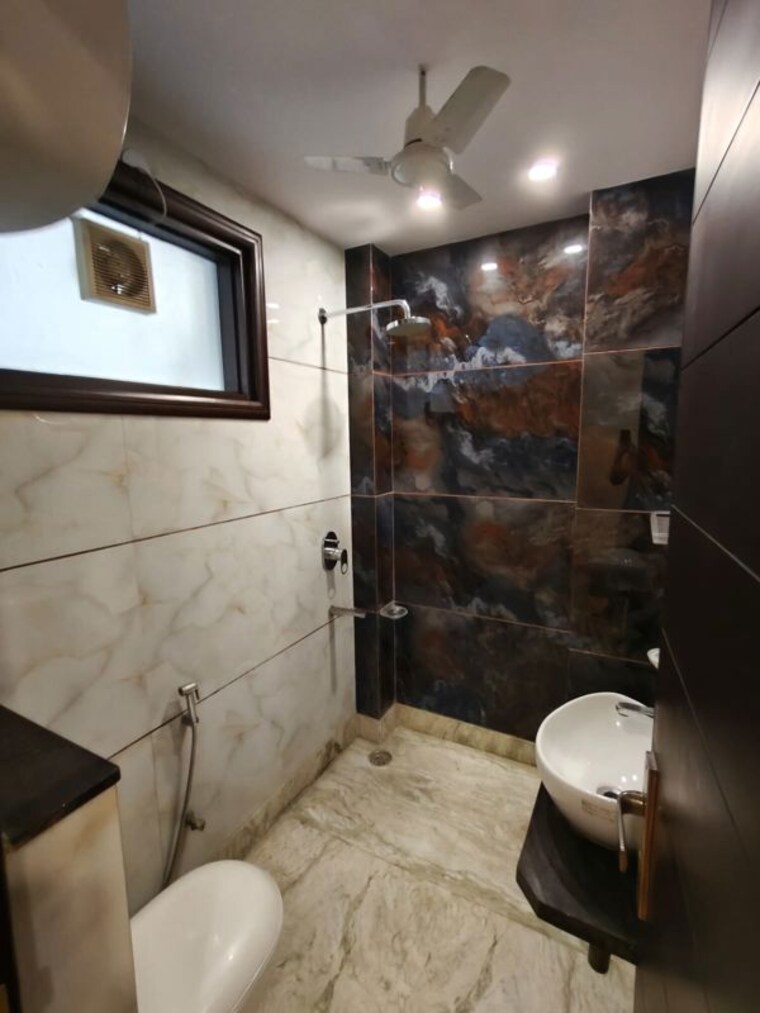 Bathroom, tagore garden 3 Bedroom 150 Sq.Yd. Builder Floor In Tagore Garden Delhi 10688561