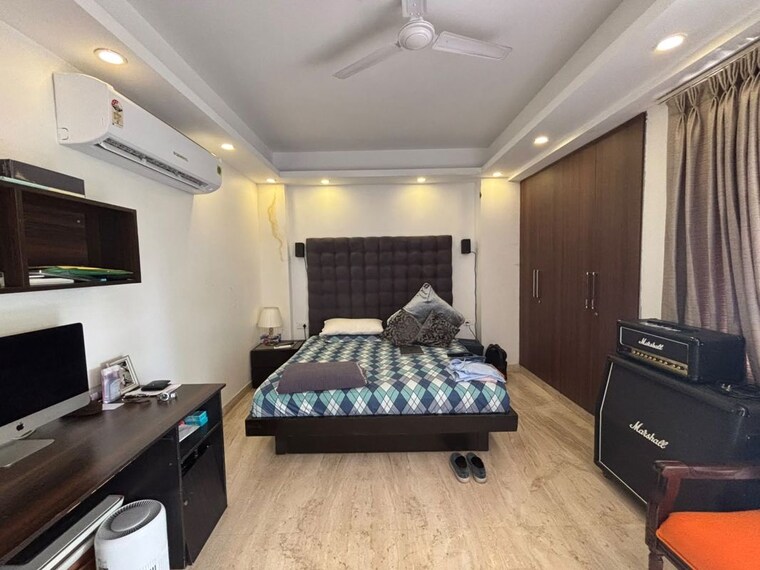 Bedroom, kailash colony 3 Bedroom 160 Sq.Yd. Builder Floor In Kailash Colony Delhi 10688554