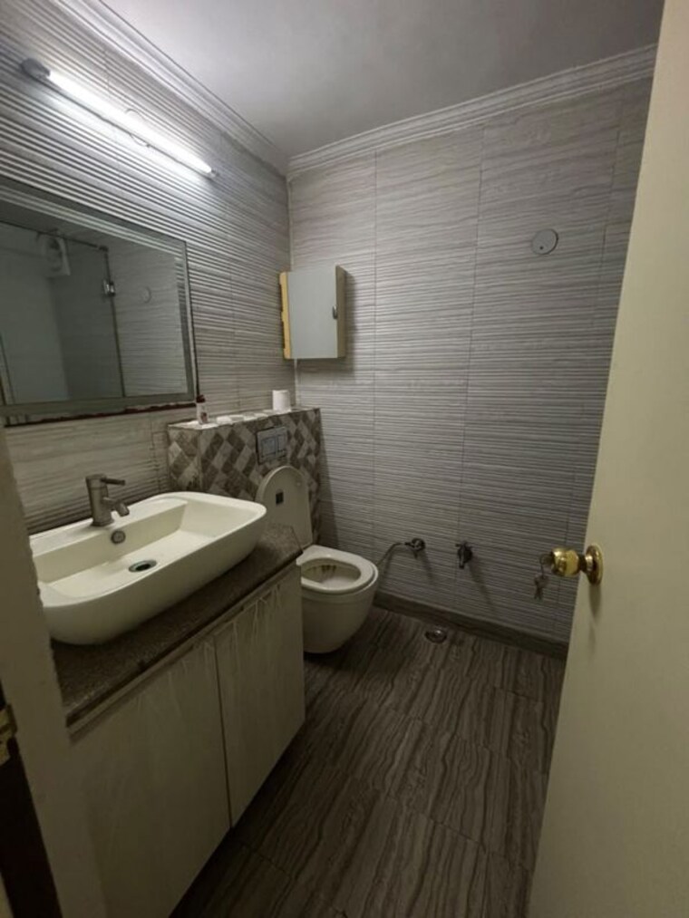 Bathroom, hemkunt colony 3 Bedroom 180 Sq.Ft. Builder Floor In Hemkunt Colony Delhi 10688614
