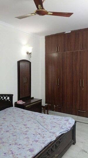 Room in 4 BHK Apartment at Sector 45 – for Rent