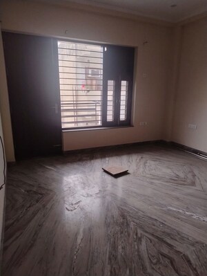 Room in 3 BHK Builder Floor at Sector 46 – for Rent
