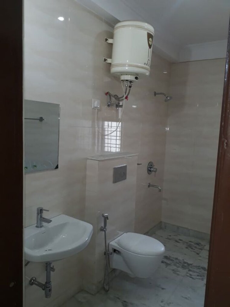 Bathroom, rwa-residential-society-sector-46 3 Bedroom 2200 Sq.Ft. Builder Floor In Sector 46 Gurgaon 10688856