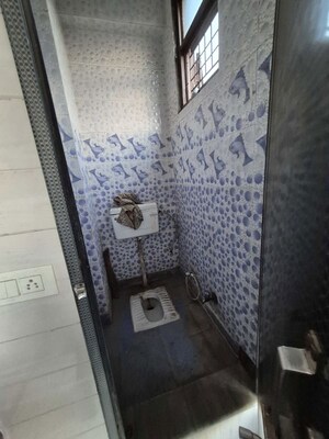 Washroom in 2.5 BHK Builder Floor at Mayur Vihar – for Rent