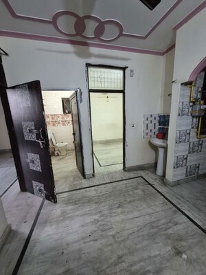 Room in 2.5 BHK Builder Floor at Mayur Vihar – for Rent