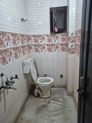 Bathroom in 2.5 BHK Builder Floor at Mayur Vihar – for Rent