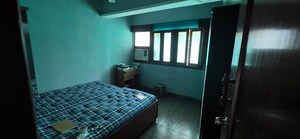 Bedroom in 2 BHK Apartment at Mahim West – for Rent