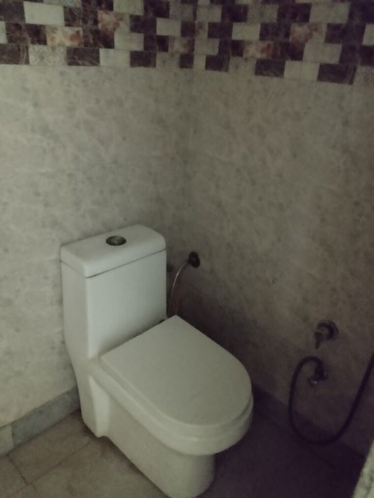 Bathroom, rajiv gandhi colony 5 Bedroom 118 Sq.Yd. Independent House In Rajiv Gandhi Colony Sonipat 10689034